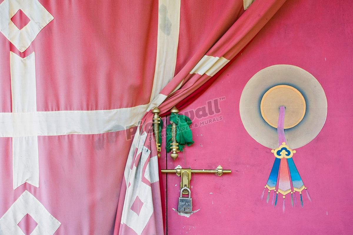 Ngadhak Door