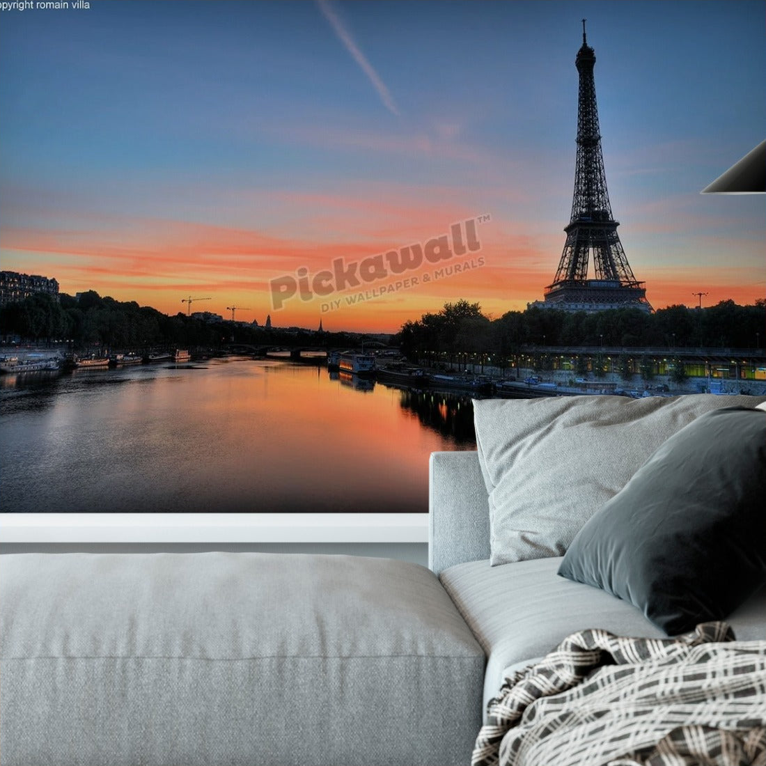Eiffel tower at dusk wallpaper in a living room - Pickawall