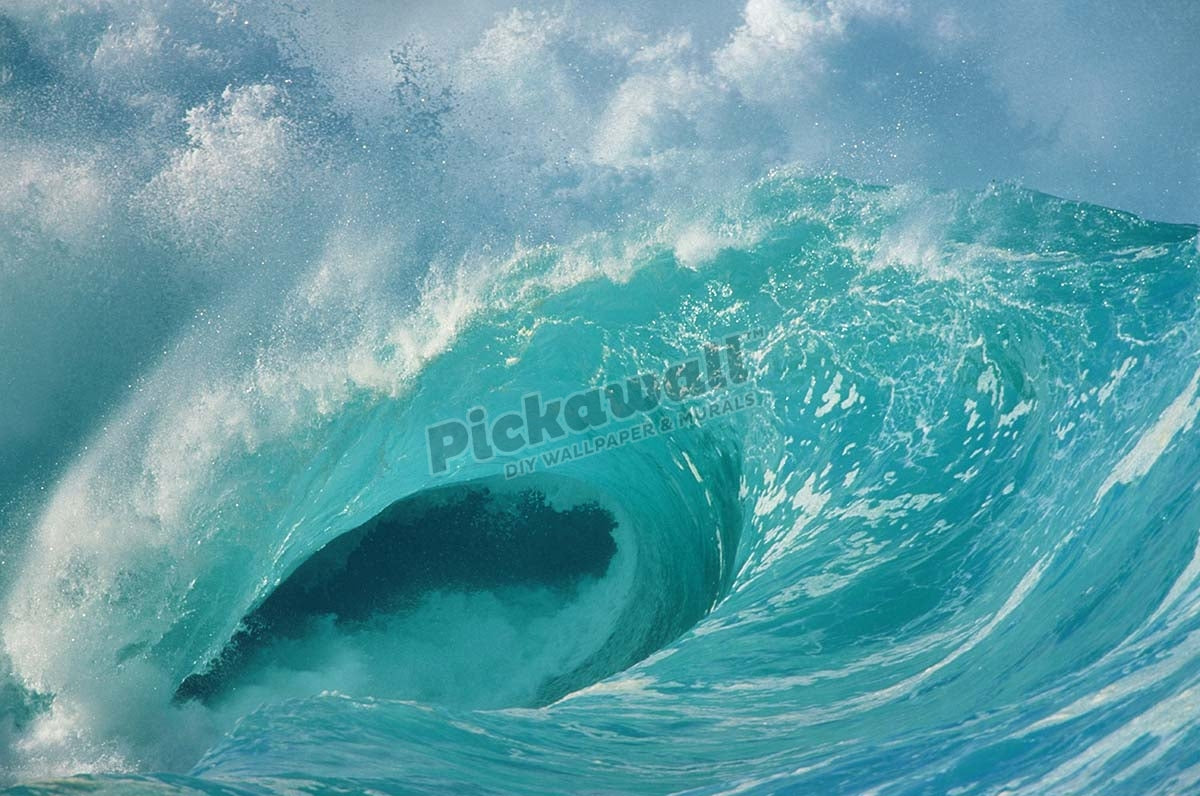 Breaking wave