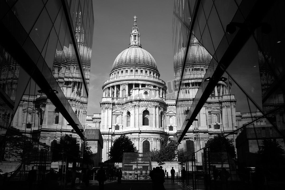 St Paul's Cathedral reflected in the glass exterior of One New Change, City of London, UK - Pickawall