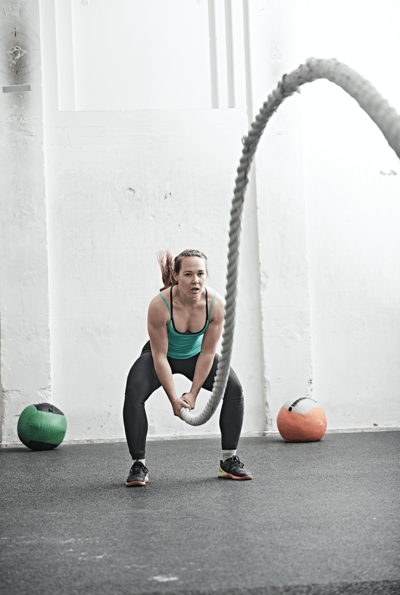 Woman working out with battle rope - Pickawall